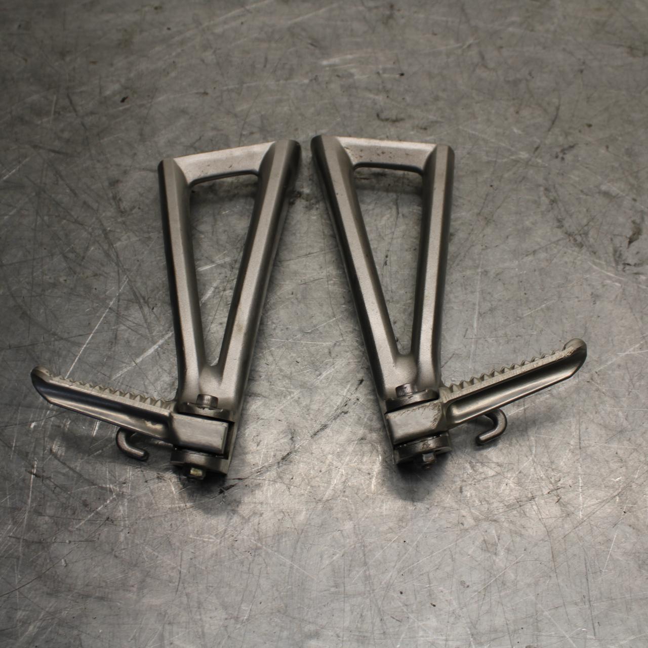 2007 Yamaha YZF R6 REAR BACK PASSENGER PEG SET PAIR 2C0-2741L-00-00 BB525
