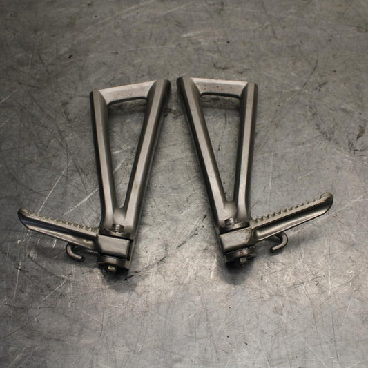 2007 Yamaha YZF R6 REAR BACK PASSENGER PEG SET PAIR 2C0-2741L-00-00 BB525