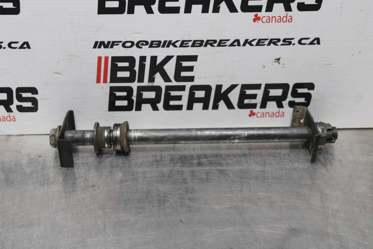 06 KAWASAKI Z750 REAR AXLE BACK WHEEL RIM PIVOT BOLT AXEL BB837