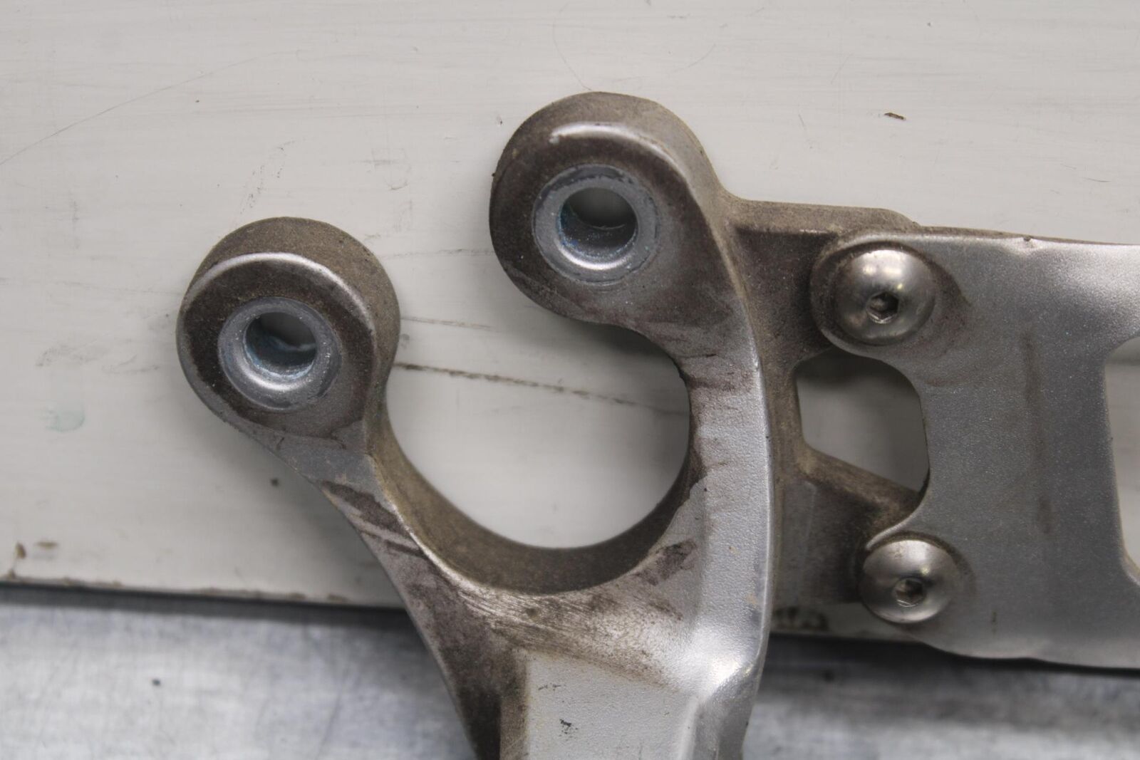 2011 Suzuki GSXR600 LEFT REARSET REAR SET DRIVER FOOT PEG REST STOP BB605