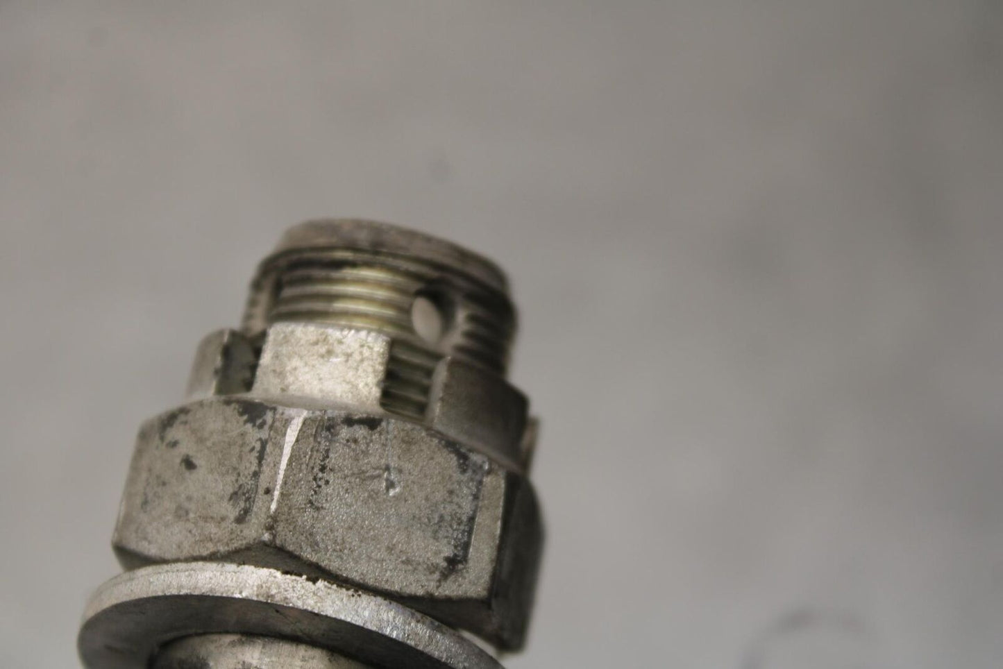 09-12 KAWASAKI NINJA ZX6R REAR AXLE WHEEL RIM PIVOT BOLT AXEL 41068-0613 BB640