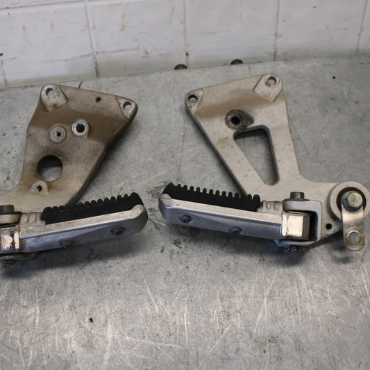 91-92 SUZUKI GSXR1100 GSXR 1100M REAR BACK PASSENGER PEG SET PAIR BB435