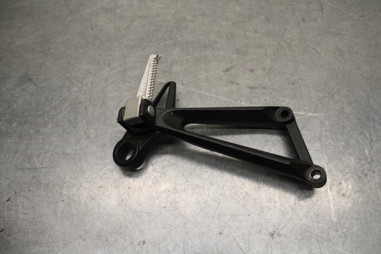 15-17 YAMAHA YZF R3 RIGHT REAR BACK PASSENGER PEG BB651