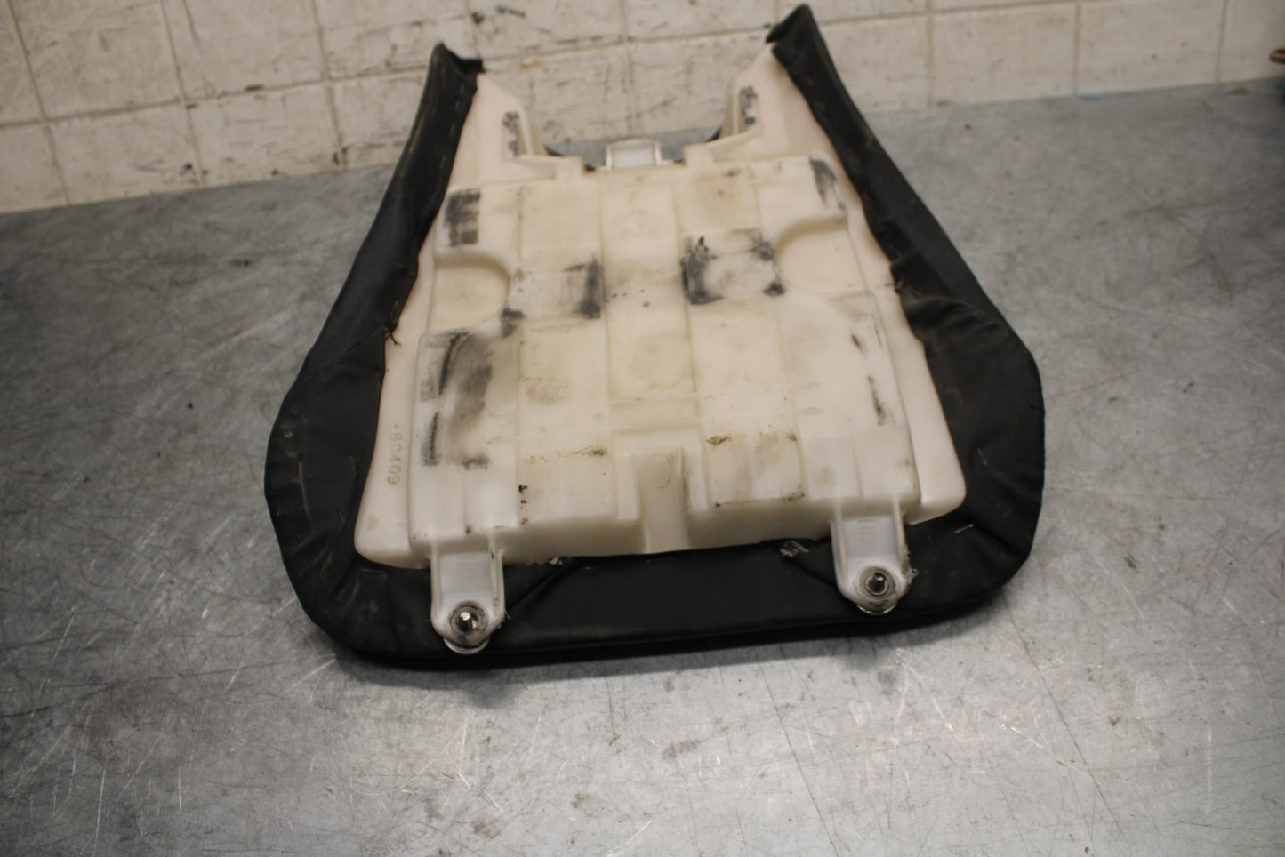 2003 Yamaha YZF R6 FRONT DRIVERS SEAT PAD SADDLE PILLION 5SL-24710-00-00 BB539