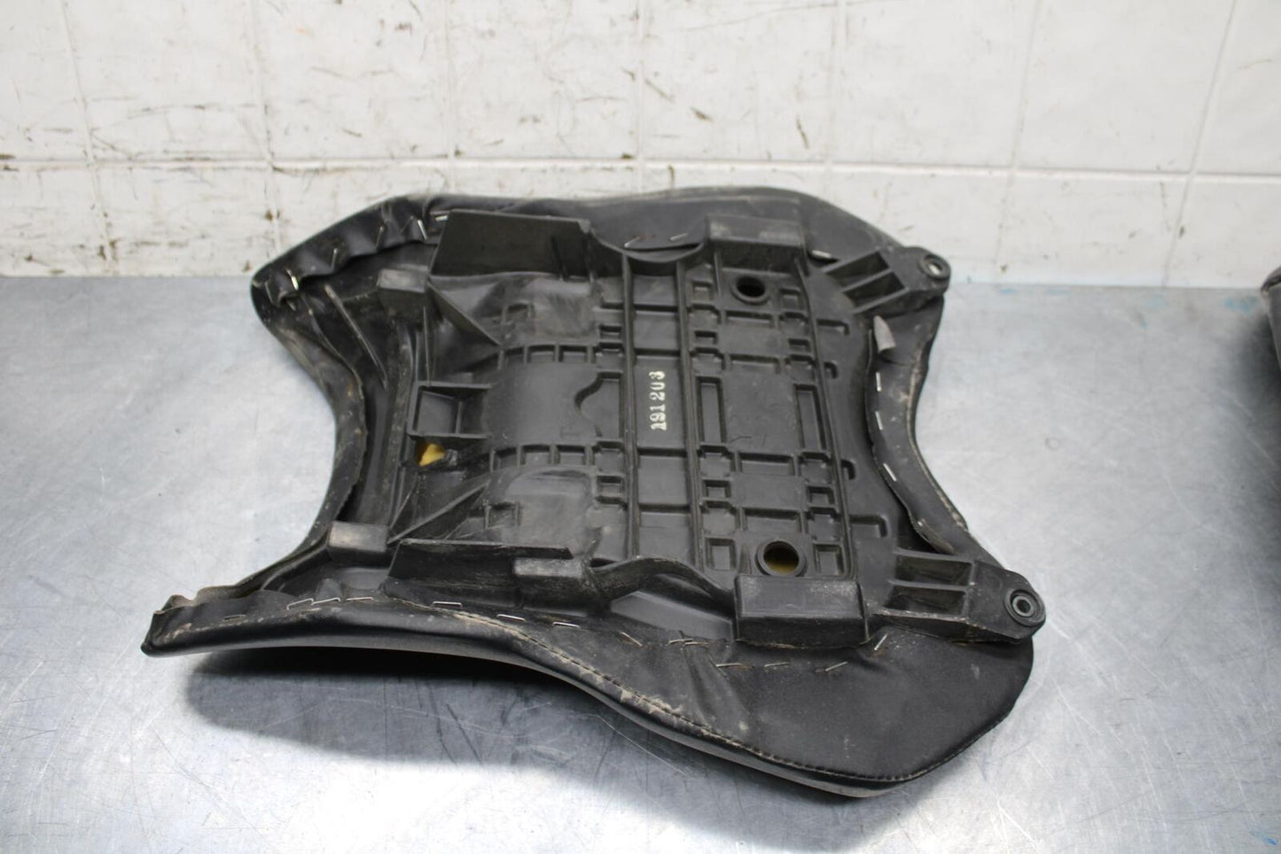 2006 Yamaha YZF R6 FRONT DRIVERS SEAT PAD SADDLE PILLION 2C0-24710-00-00 BB560