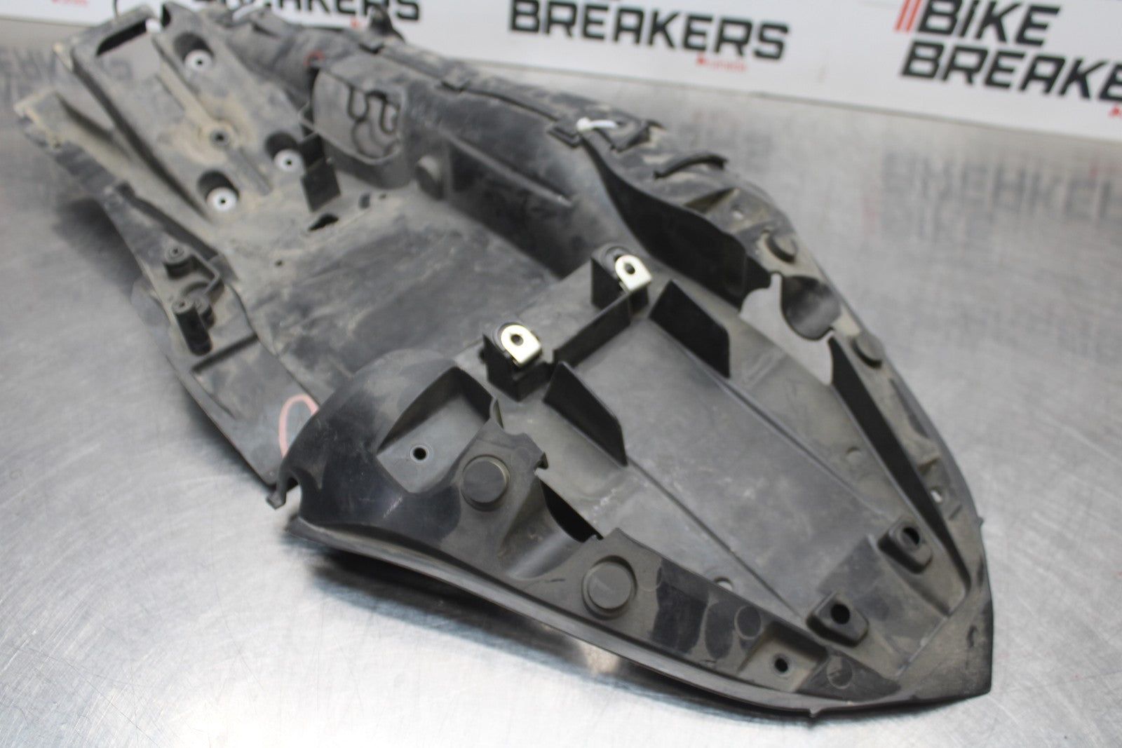 07-08 KAWASAKI NINJA ZX6R REAR BACK TAIL UNDERTAIL BATTERY TRAY PLASTIC BB203