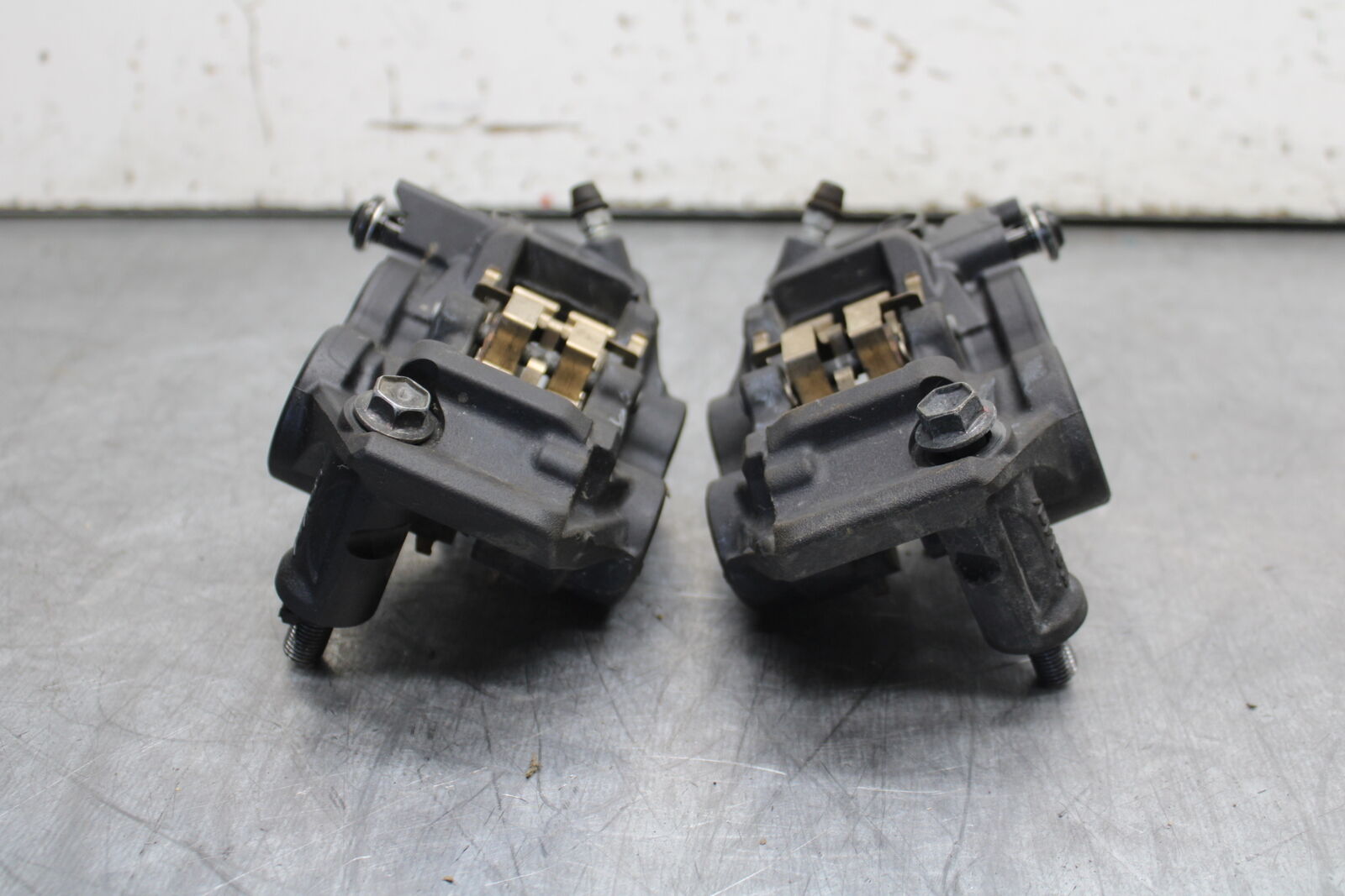 22-24 YAMAHA XSR900 RIGHT LEFT FRONT BRAKE CALIPER SET PAIR CALIPERS BB710