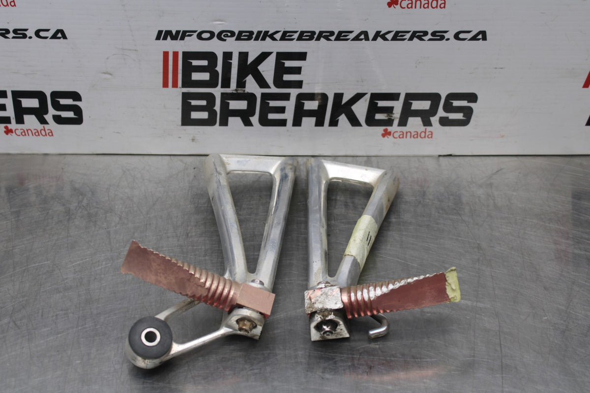 08-09 YAMAHA YZF R6S REAR BACK PASSENGER PEG SET PAIR BB796