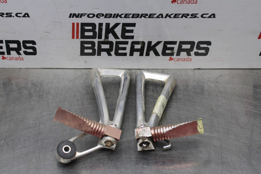 08-09 YAMAHA YZF R6S REAR BACK PASSENGER PEG SET PAIR BB796