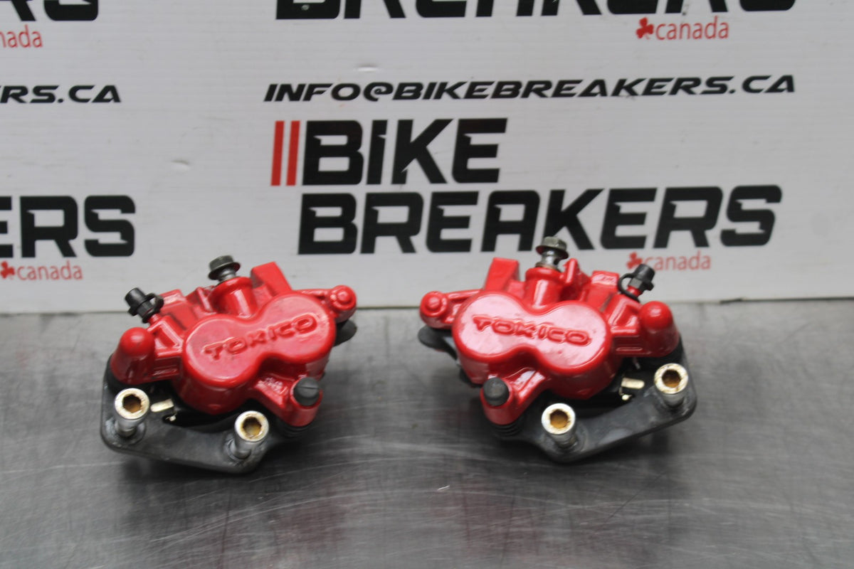 2006 Suzuki Boulevard C90 RIGHT LEFT FRONT BRAKE CALIPER SET PAIR CALIPERS BB849