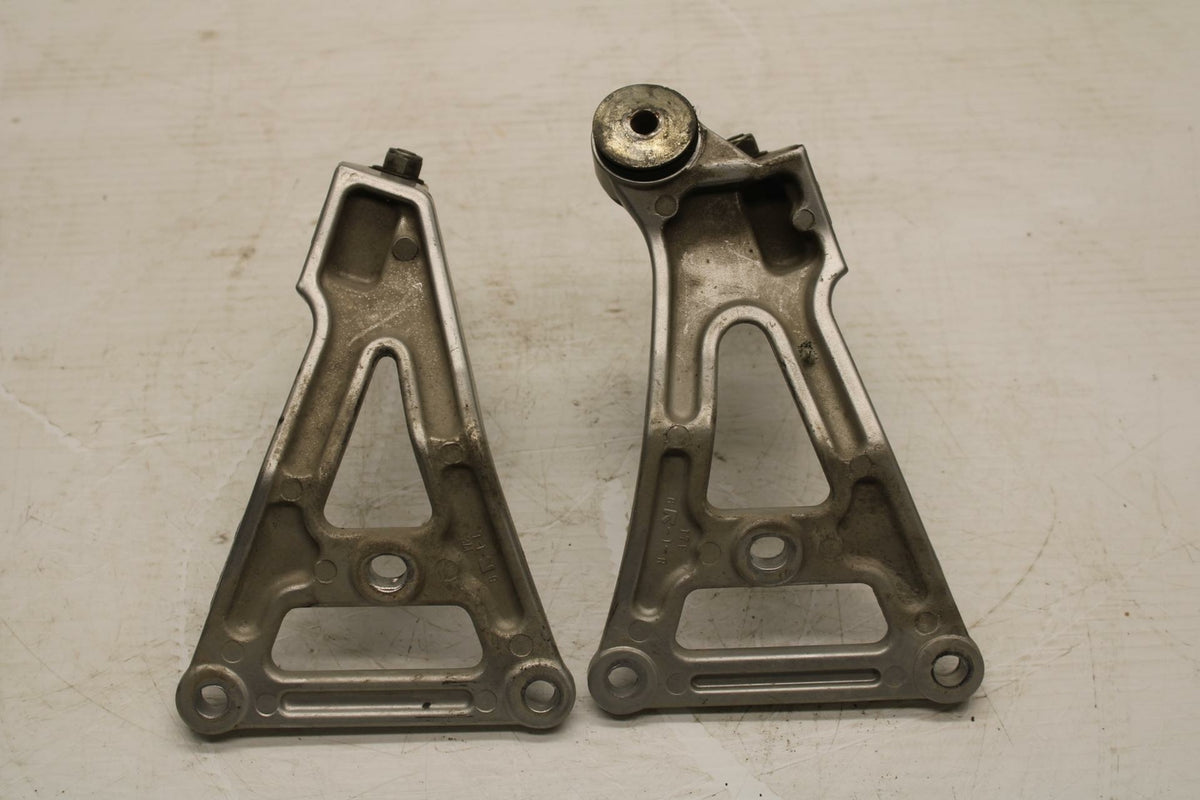 93-96 SUZUKI GSXR750W REAR BACK PASSENGER PEG SET PAIR BB266
