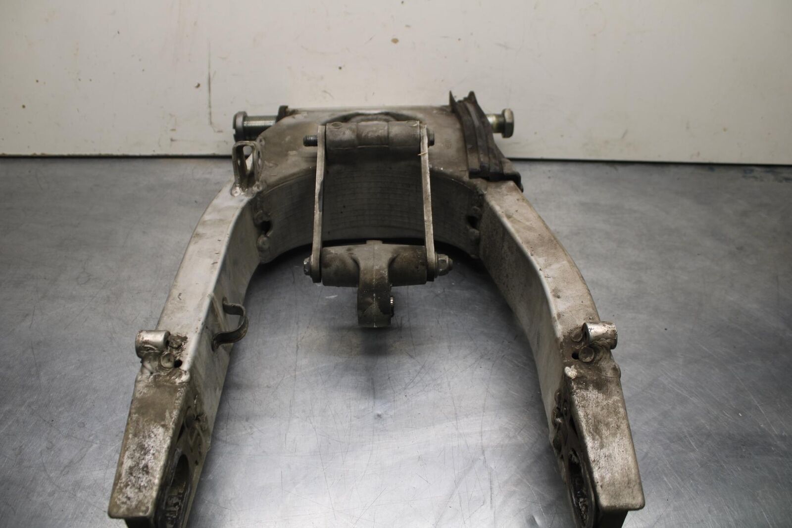 1999 Suzuki GSXR600 REAR SWINGARM BACK SUSPENSION SWING ARM 61000-34E00 BB608