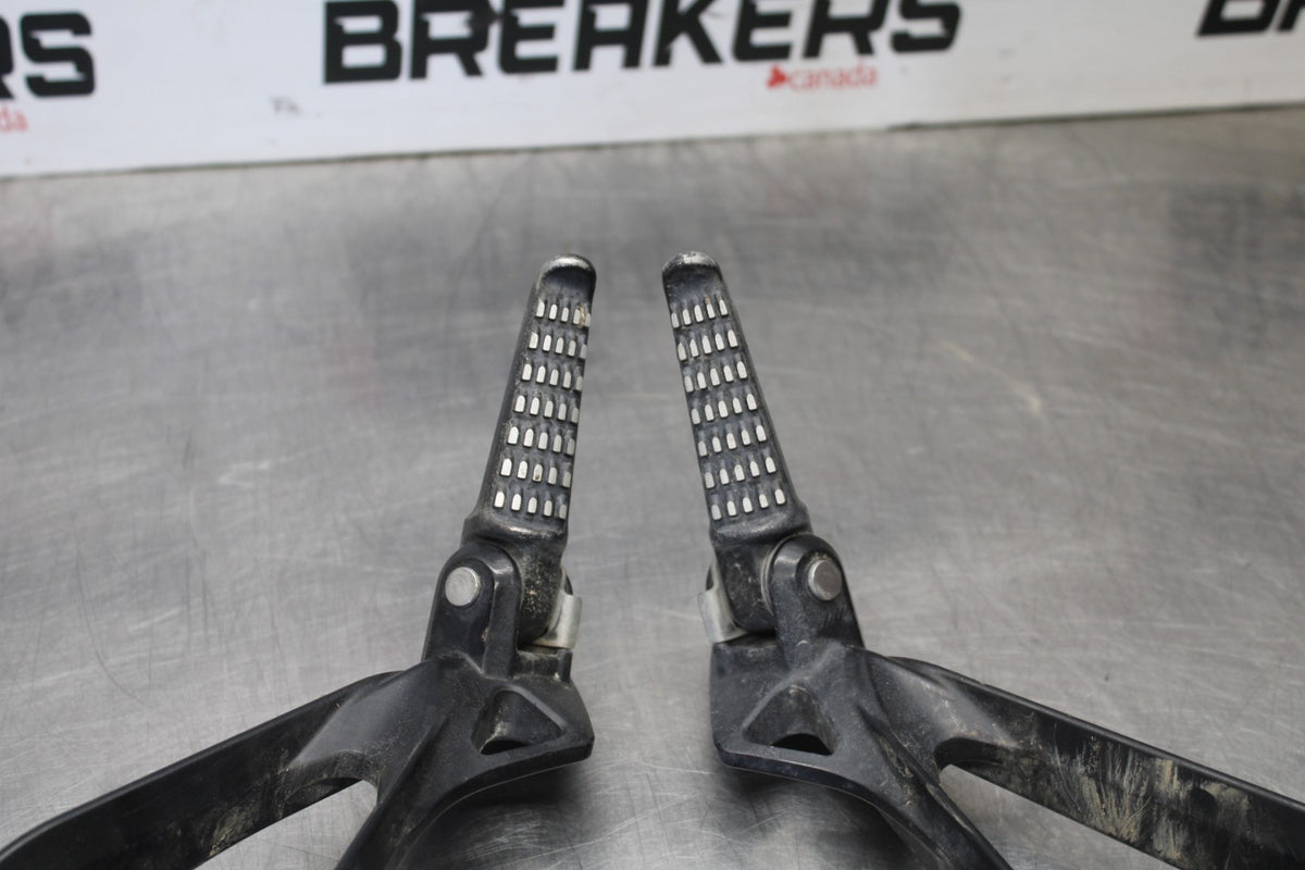 08 KAWASAKI ZX6R REAR BACK PASSENGER PEG SET PAIR BB896