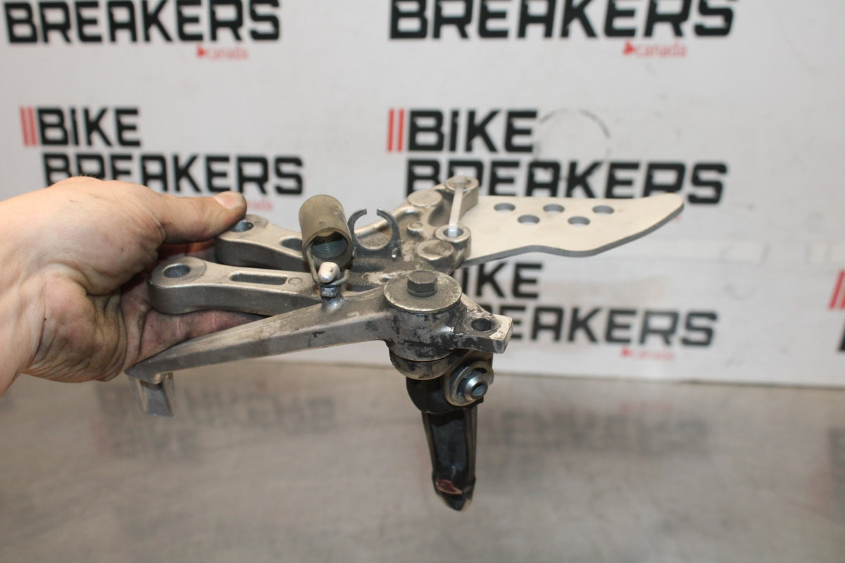 04-05 KAWASAKI NINJA ZX10R RIGHT REARSET REAR SET DRIVER FOOT PEG STOP BB931