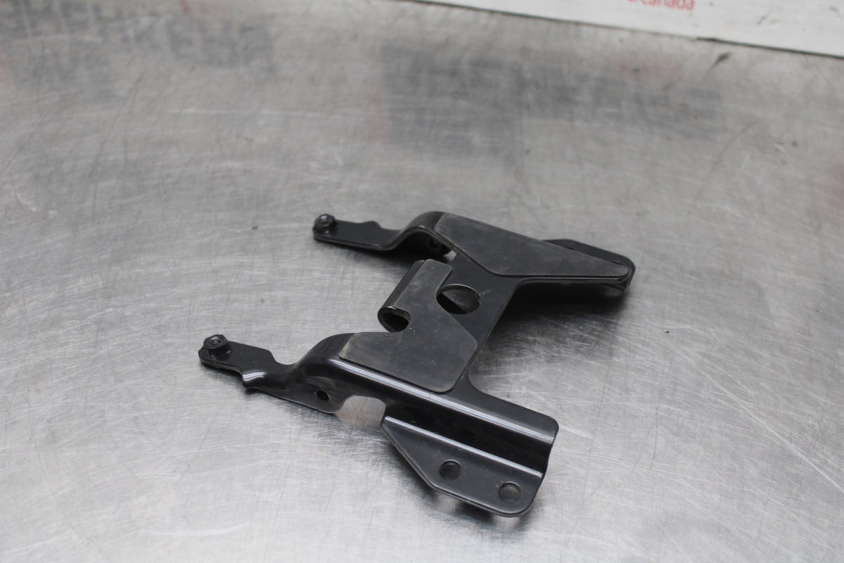 23-24 YAMAHA MT-07 FRONT SEAT MOUNTING BRACKET MOUNT BB927
