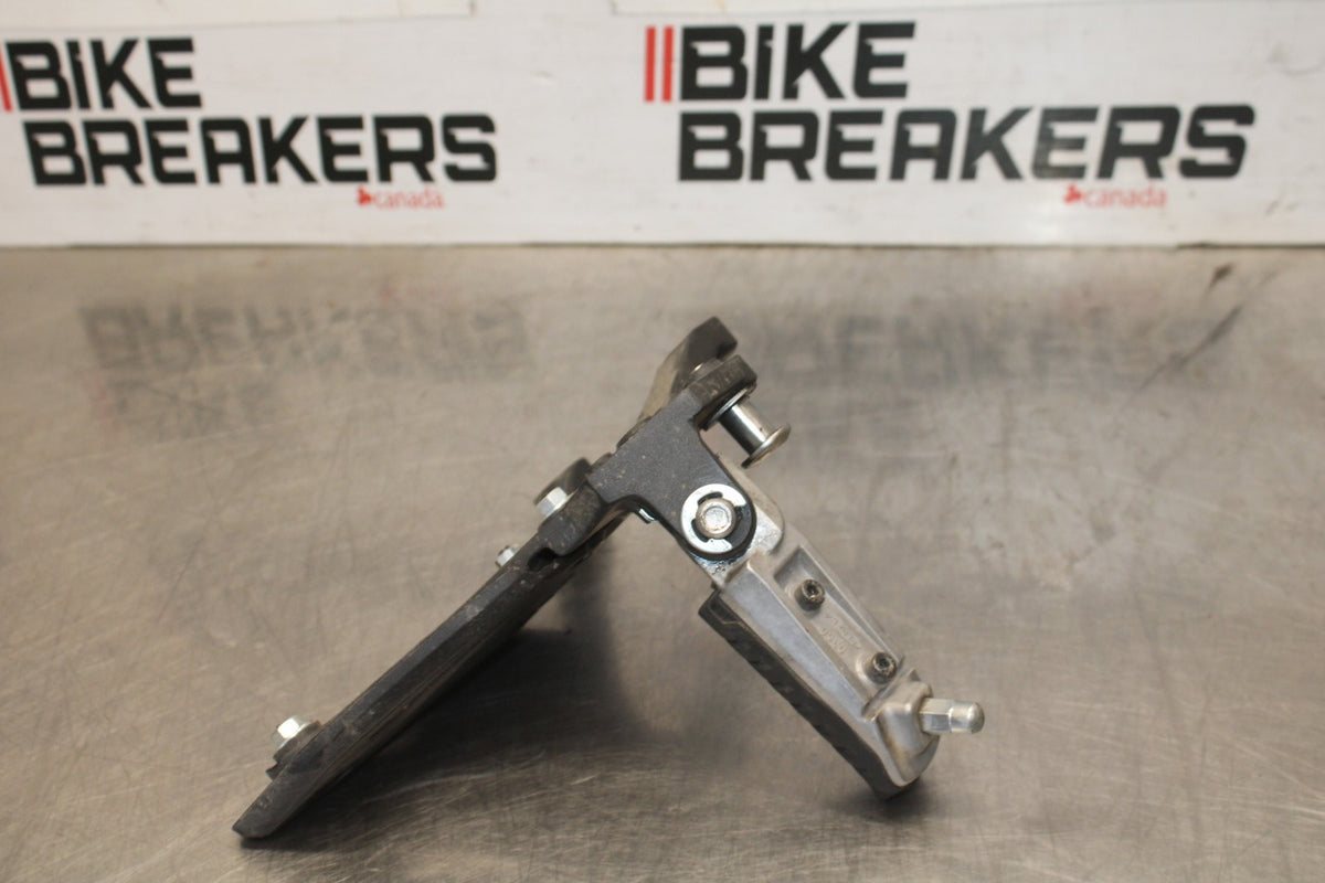 25 KAWASAKI Z900 LEFT REARSET REAR SET DRIVER FOOT PEG REST STOP BB928
