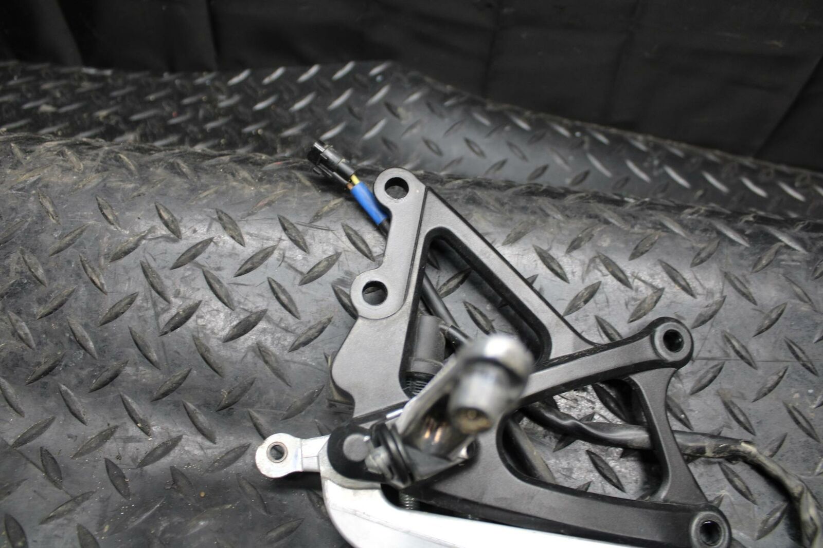 09-14 YAMAHA YZF R1 RIGHT REARSET REAR SET DRIVER FOOT PEG REST STOP BB196