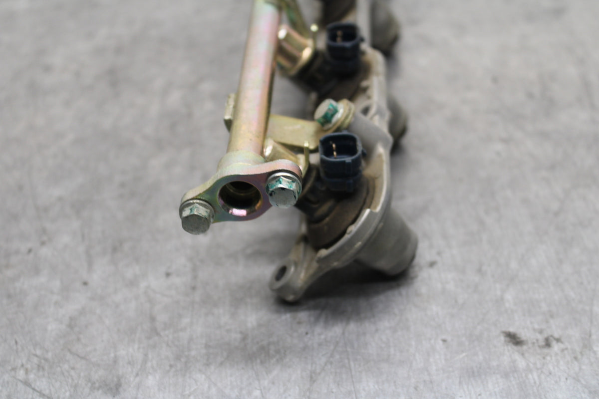 03-04 HONDA CBR600RR SECONDARY FUEL INJECTORS TOP AIRBOX GAS RAIL BB122
