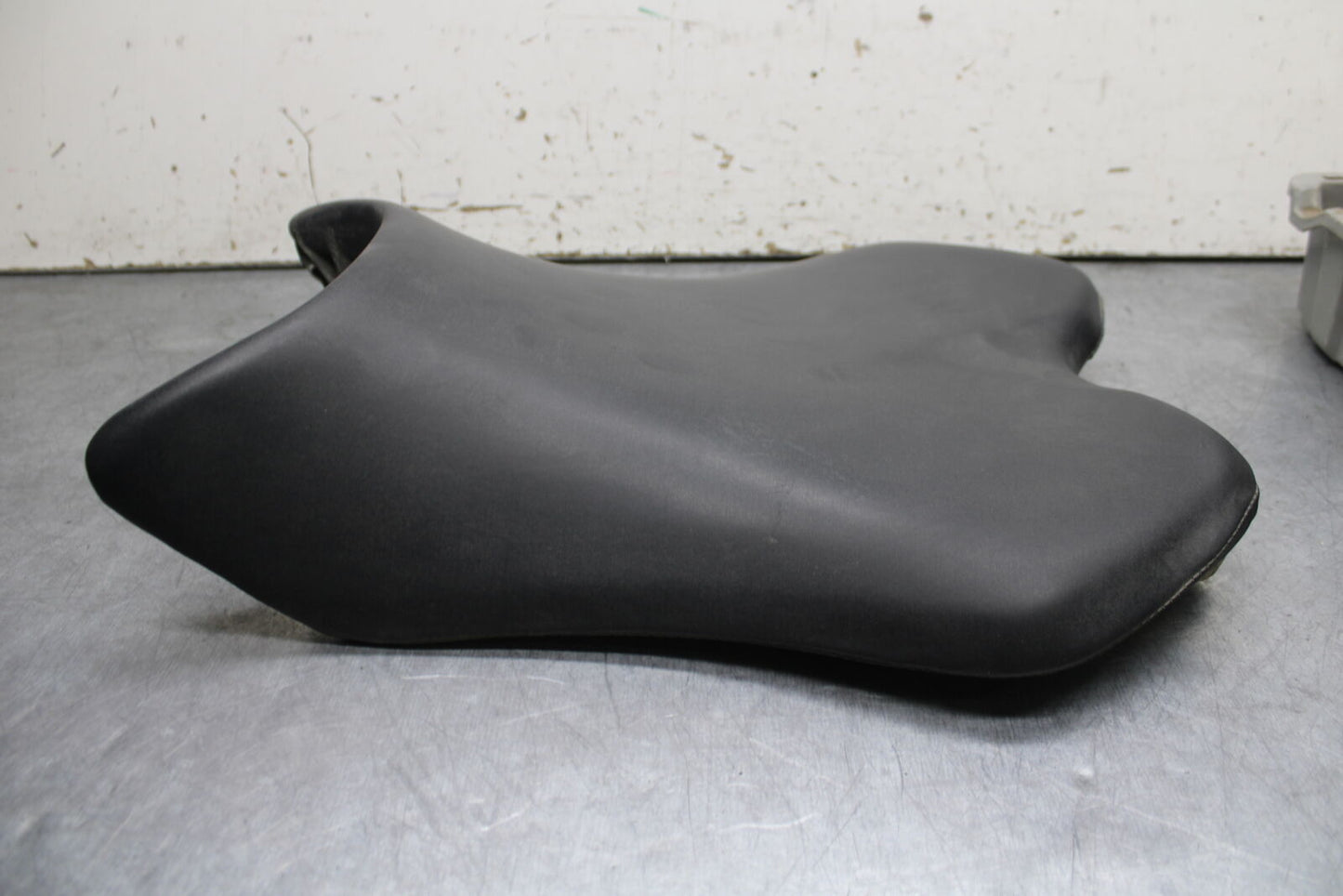 07-08 YAMAHA YZF R1 FRONT DRIVERS SEAT PAD SADDLE PILLION BB724