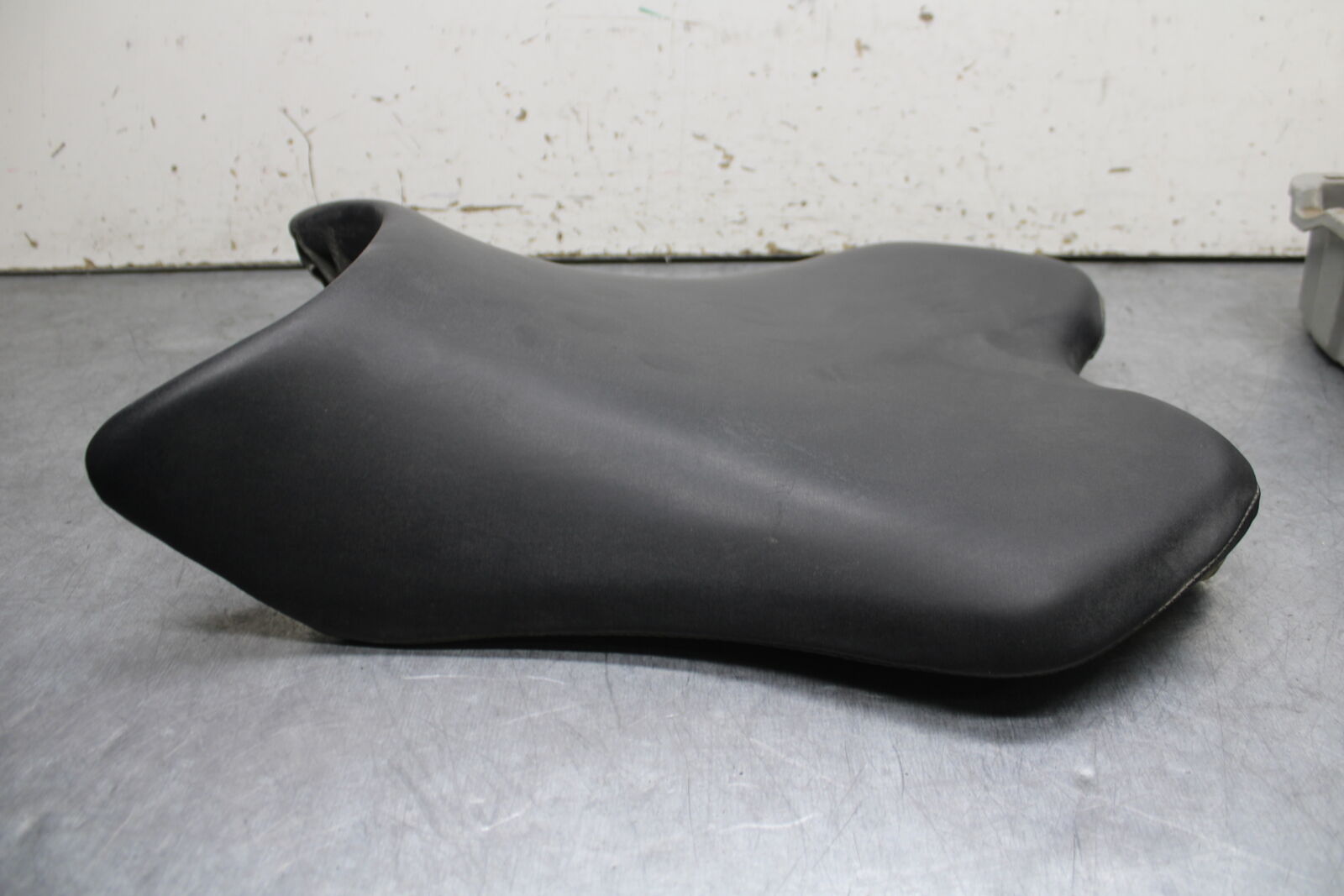 07-08 YAMAHA YZF R1 FRONT DRIVERS SEAT PAD SADDLE PILLION BB724