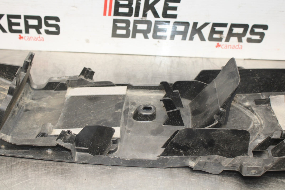 08-10 SUZUKI GSXR 600 REAR BACK TAIL UNDERTAIL BATTERY TRAY PLASTIC BB803
