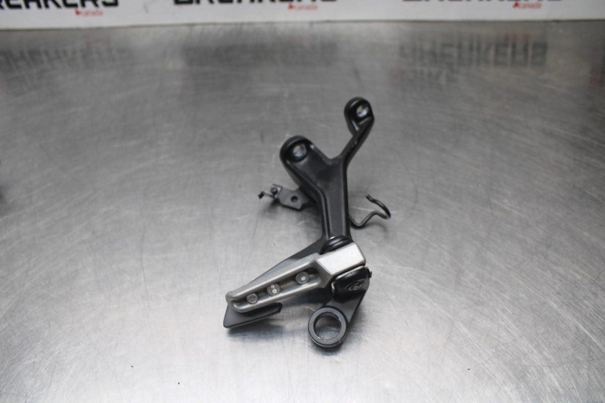 18-26 KAWASAKI Z400 LEFT RIGHT REAR PILLION PEG BRACKETS MOUNTS BB852