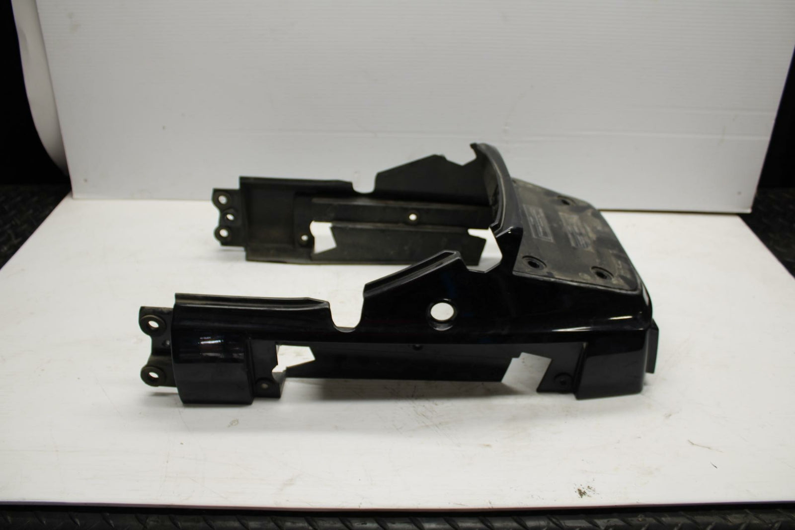 86-06 KAWASAKI CONCOURS 1000 ZG1000A CENTER REAR BACK TAIL FAIRING COWL  BB292