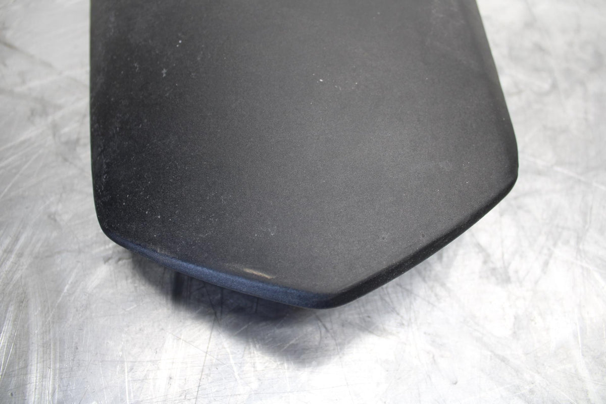 04-06 YAMAHA YZF R1 REAR BACK PASSENGER TANDEM SEAT PAD SADDLE PILLION BB491