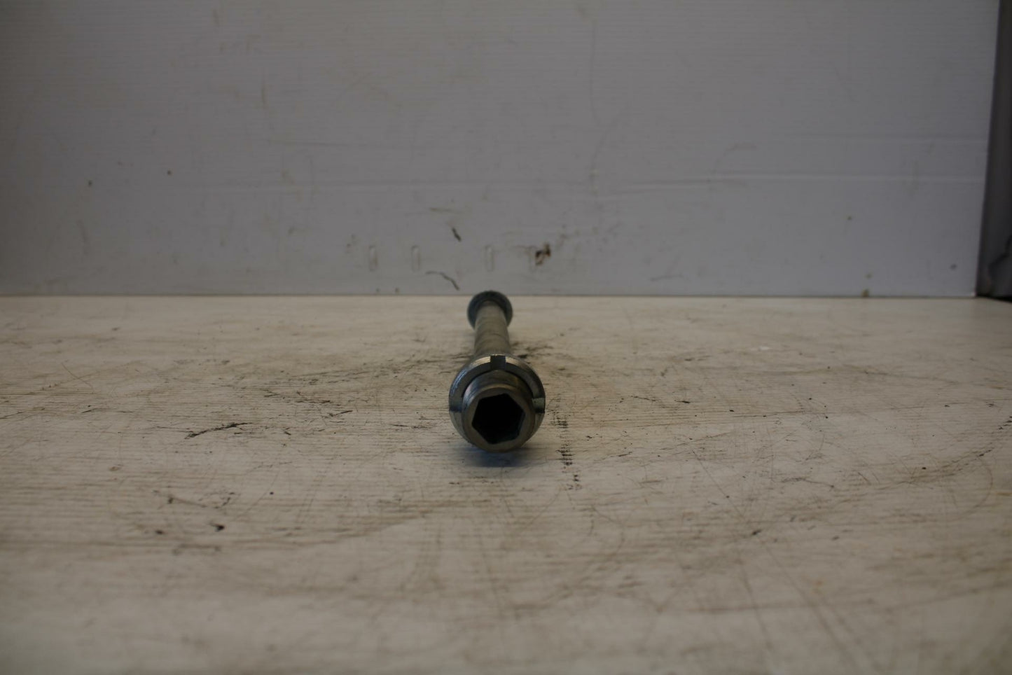 11-17 SUZUKI GSXR750 REAR SWINGARM BOLT SUSPENSION PIVOT AXLE 61211-01H00 BB306