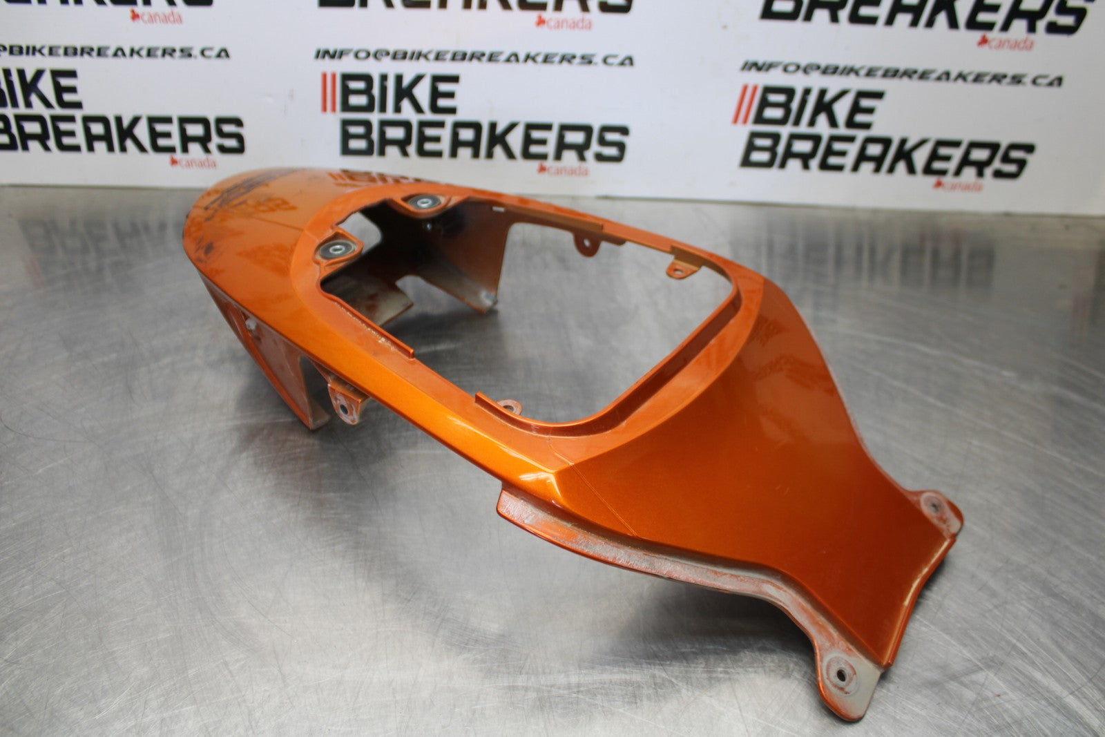 06-07 SUZUKI GSXR 600 CENTER REAR BACK TAIL FAIRING COWL BB178