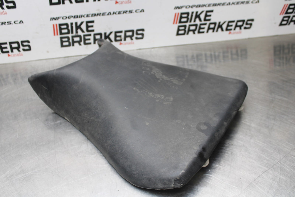 05 YAMAHA YZF R6 FRONT DRIVERS SEAT PAD SADDLE PILLION BB814