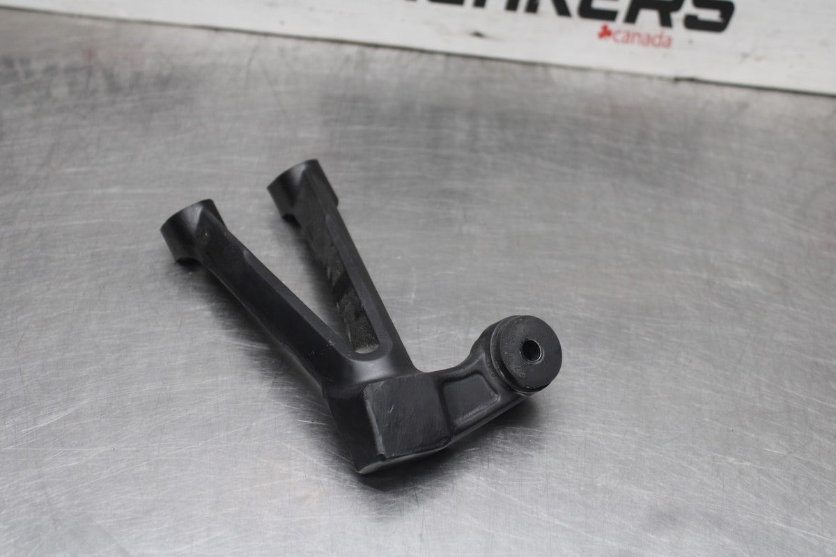 07-08 SUZUKI GSXR1000 EXHAUST PIPE MUFFLER HANGER MOUNT BB944