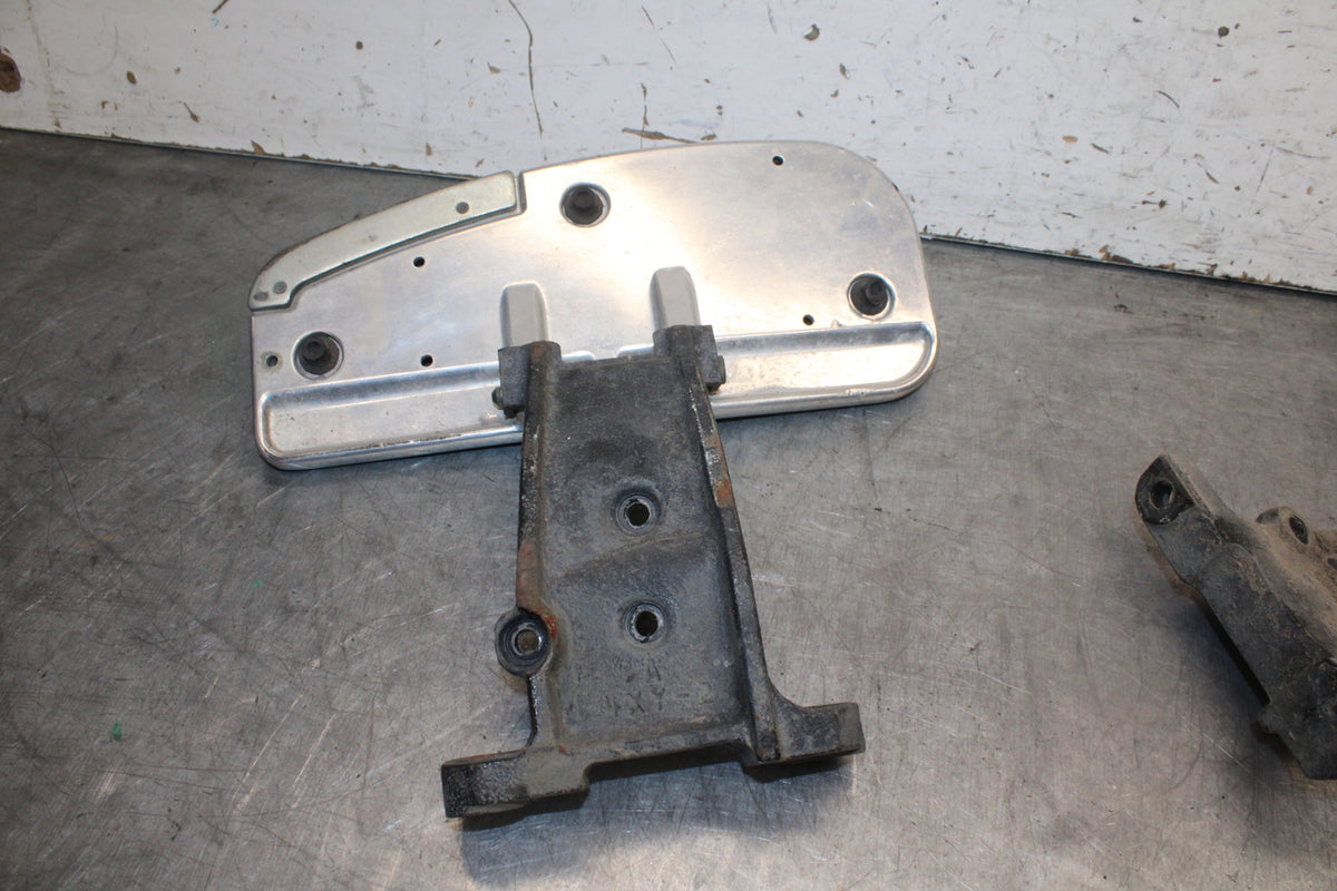 05-06 YAMAHA ROYAL STAR FRONT FOOT RESTS PEGS STEPS SET PAIR BB697