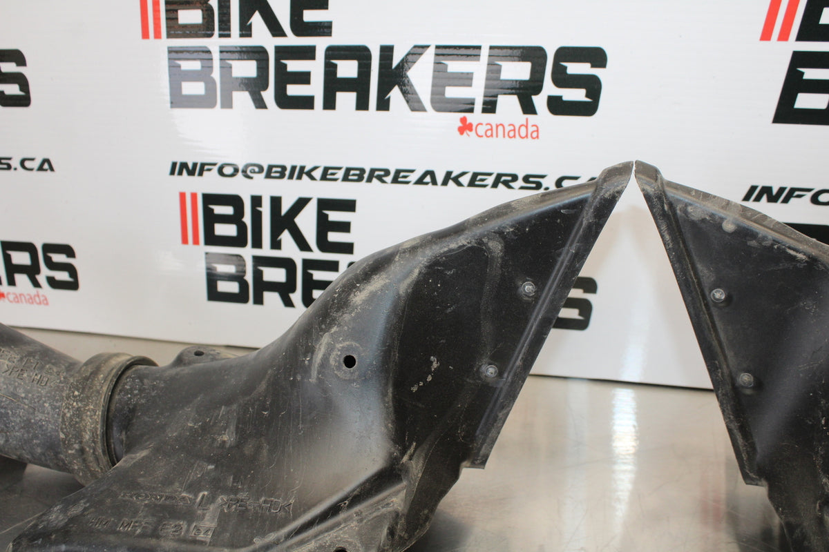 05-06 HONDA CBR600RR RIGHT LEFT AIR INTAKE DUCTS BB149