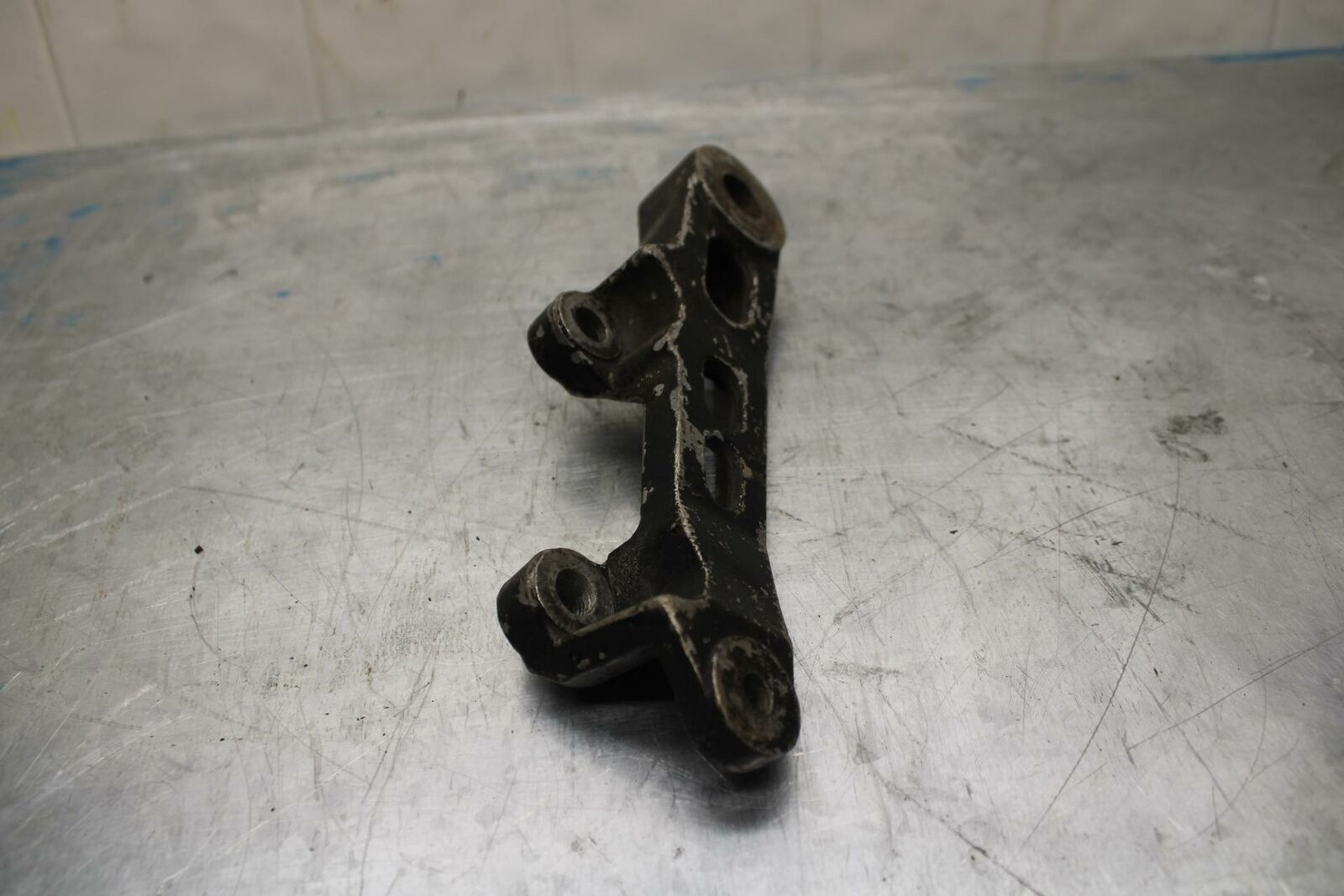 85 YAMAHA RZ500 REAR BRAKE CALIPER HANGER BACK MOUNTING BRACKET BB27 C