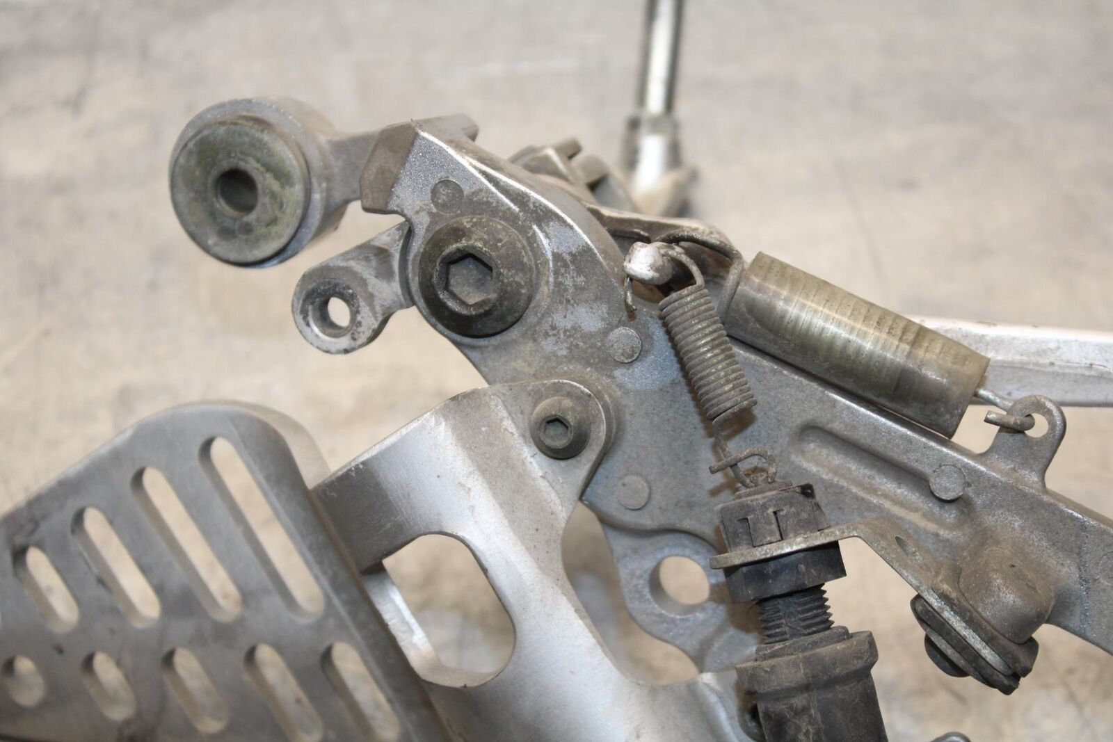  2006 Yamaha YZF R6 RIGHT REARSET REAR SET DRIVER FOOT PEG REST STOP BB560