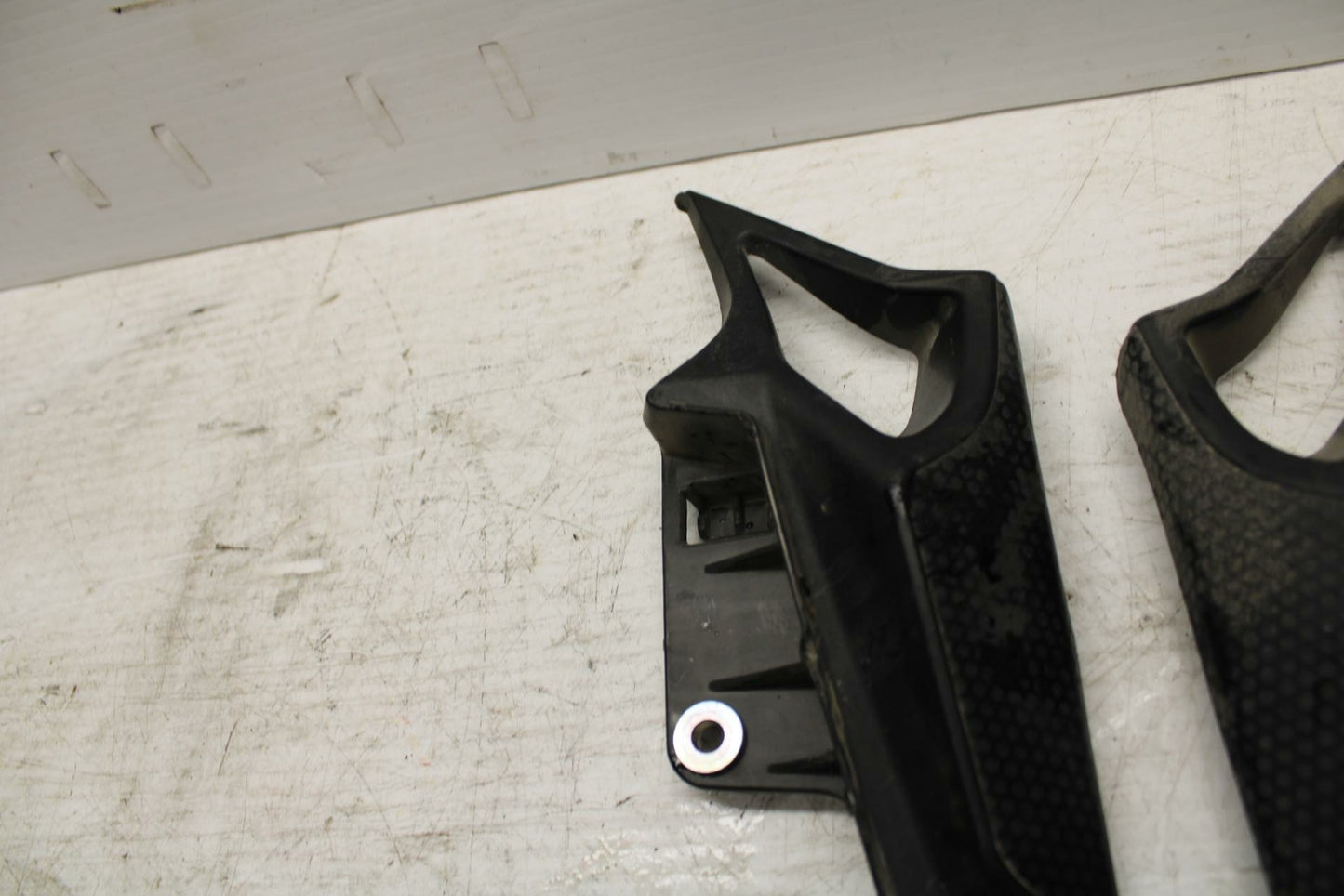 09 YAMAHA FZ6 MID UPPER SIDE FAIRING COWL BRACKET BB295