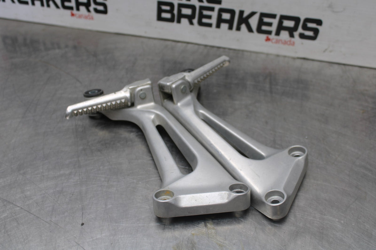 98-05 HONDA SUPER HAWK 1000 VTR1000F REAR BACK PASSENGER PEG SET PAIR BB924
