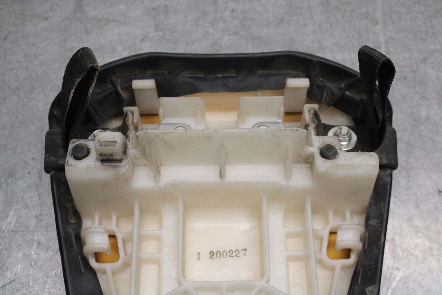 07-08 YAMAHA YZF R1 REAR BACK PASSENGER TANDEM SEAT PAD SADDLE PILLION BB724