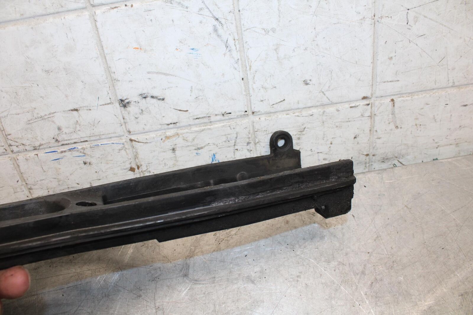 2007 Suzuki GSXR750 SWINGARM CHAIN BUFFER SLIDER GUIDE 61273-01H00 BB546
