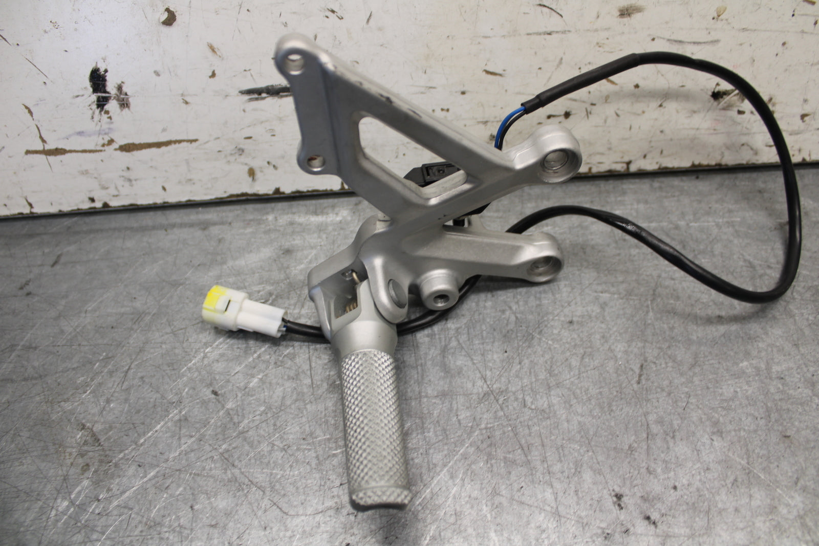 21-24 APRILIA RSV4 RIGHT REARSET REAR SET DRIVER FOOT PEG REST STOP BB668