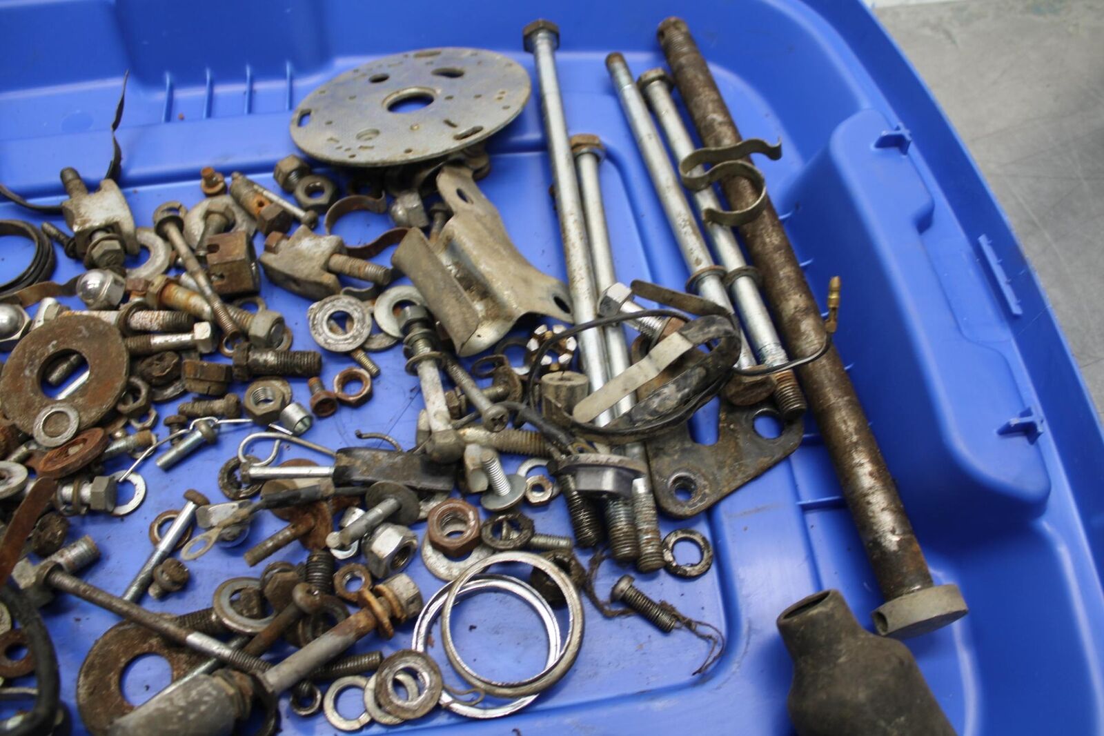 75 SUZUKI GT 550 LEFTOVER MOUNTING BOLTS HARDWARE MOTOR SCREWS BB72