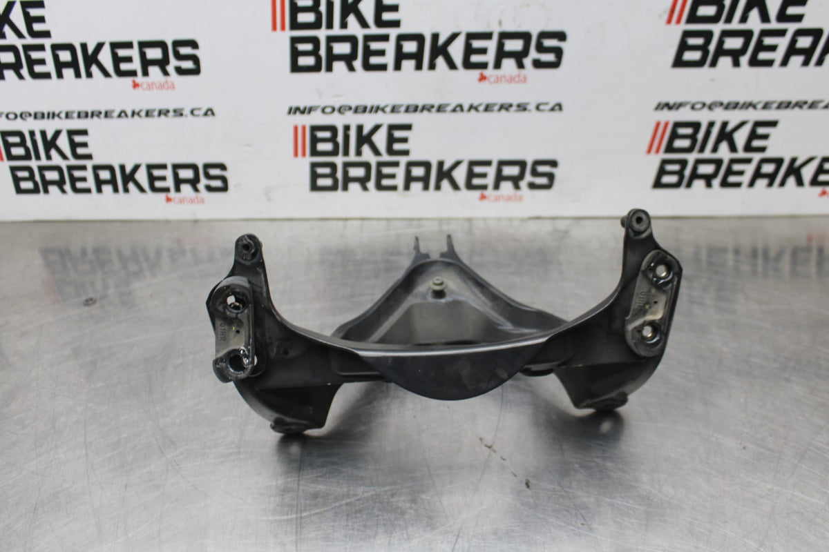 06-07 SUZUKI GSXR750 UPPER FAIRING MIRROR GAUGES STAY BRACKET BB863