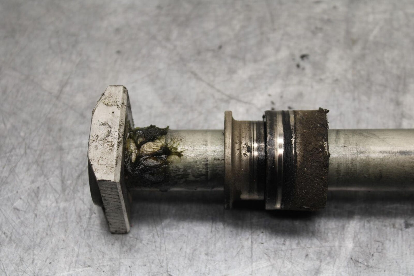 09-12 KAWASAKI NINJA ZX6R REAR AXLE BACK WHEEL RIM BOLT AXEL 41068-0035 BB617