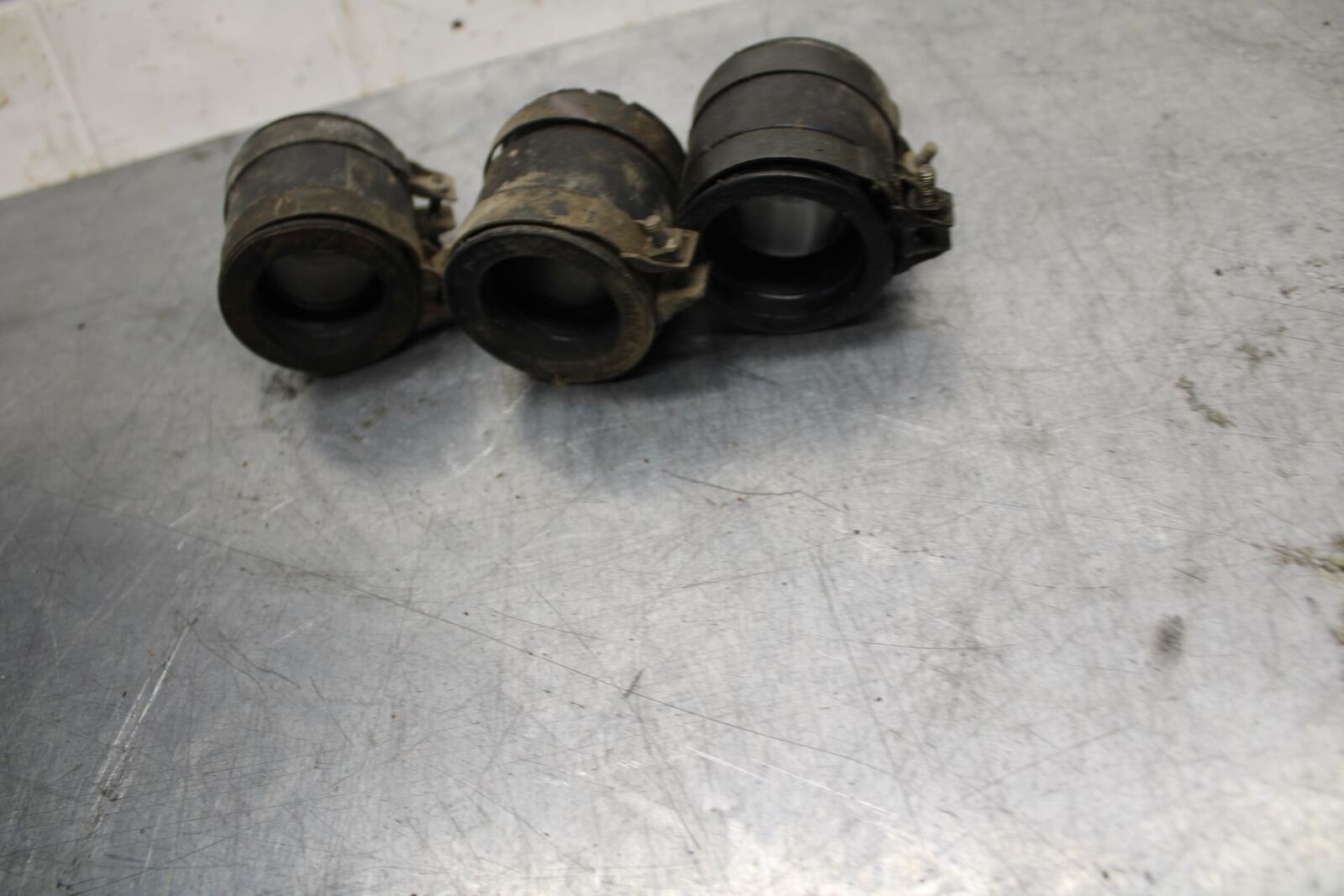 75 SUZUKI GT 550  INTAKE MANIFOLDS  BB72
