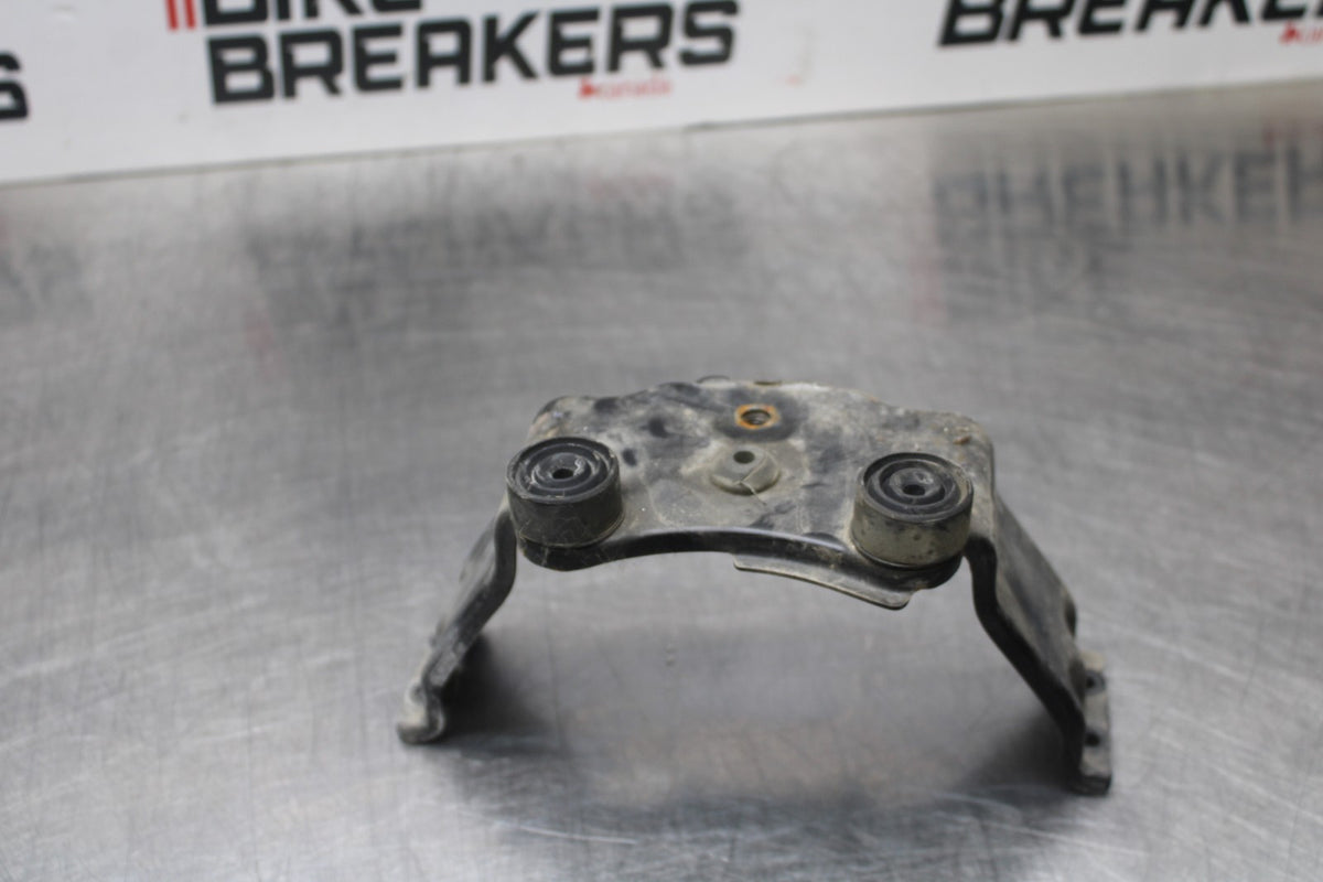 96 KAWASAKI NINJA 500 EX500A GAS TANK FUEL PETROL RESERVOIR BRACKET MOUNT BB768