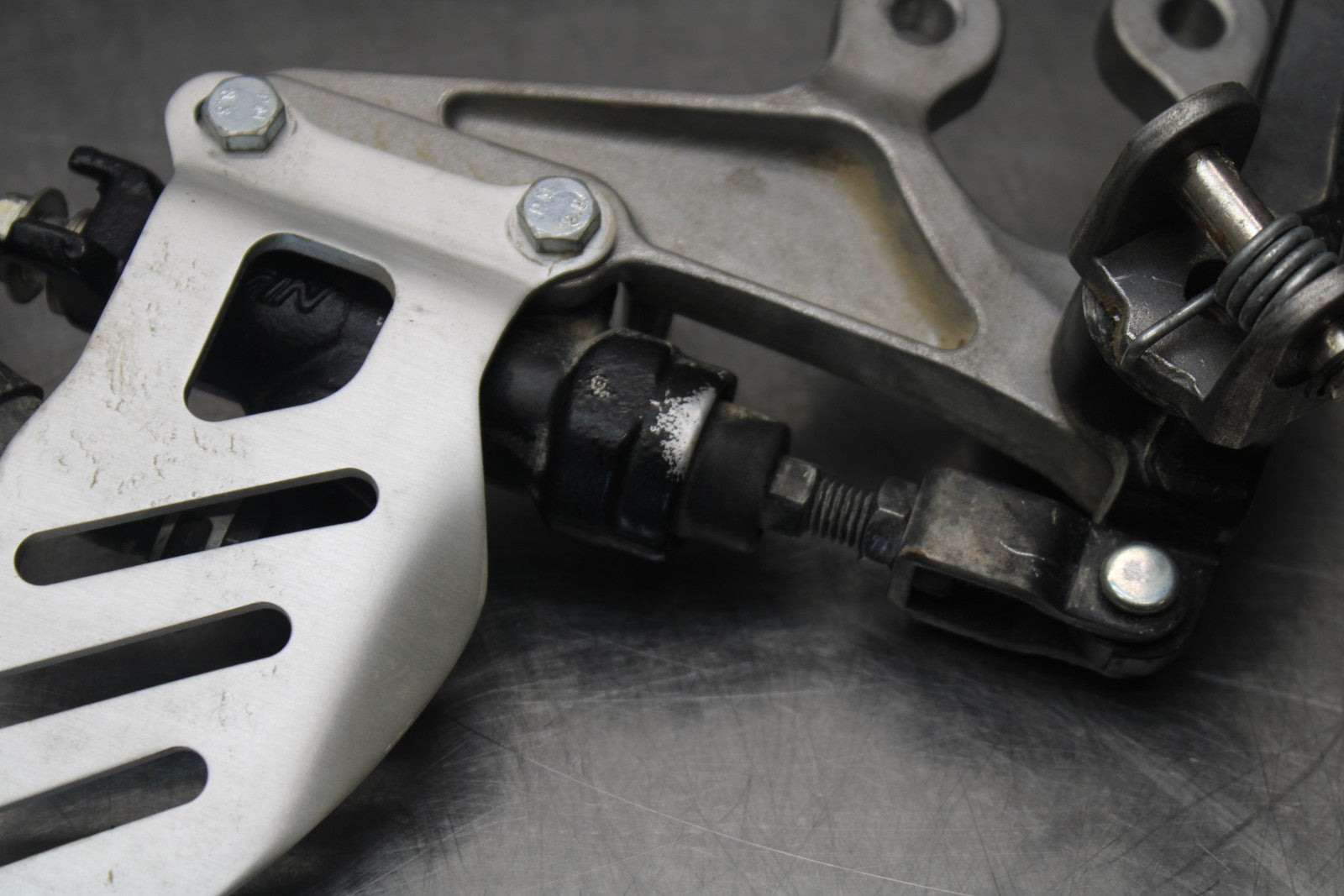 11-22 SUZUKI GSXR 600  RIGHT REARSET REAR SET DRIVER FOOT PEG REST STOP BB193