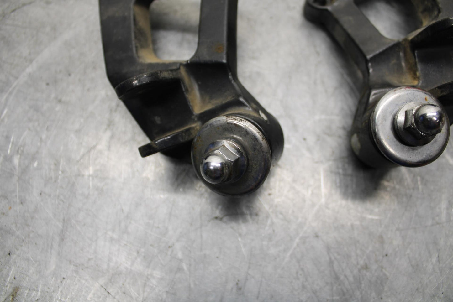 00-01 KAWASAKI ZZR600 REAR BACK PASSENGER PEG BRACKET SET PAIR BB31