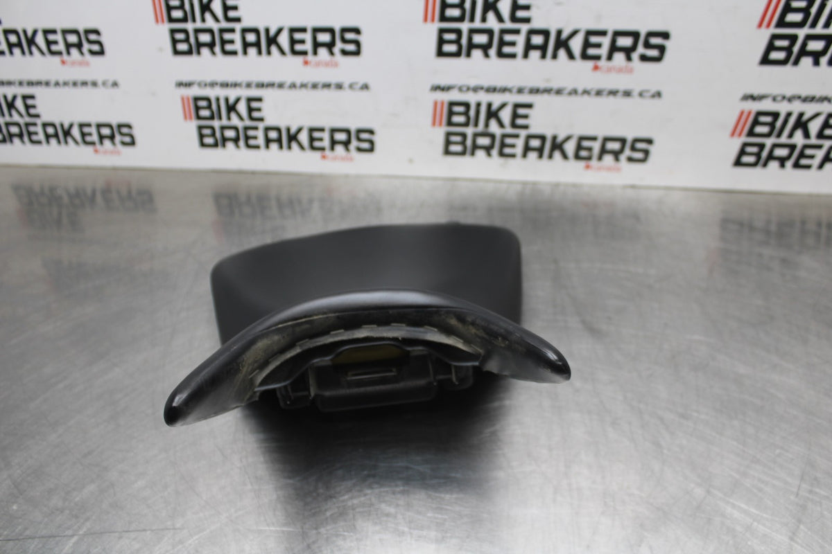 23 YAMAHA YZF R3 FRONT DRIVERS SEAT PAD SADDLE PILLION BB806