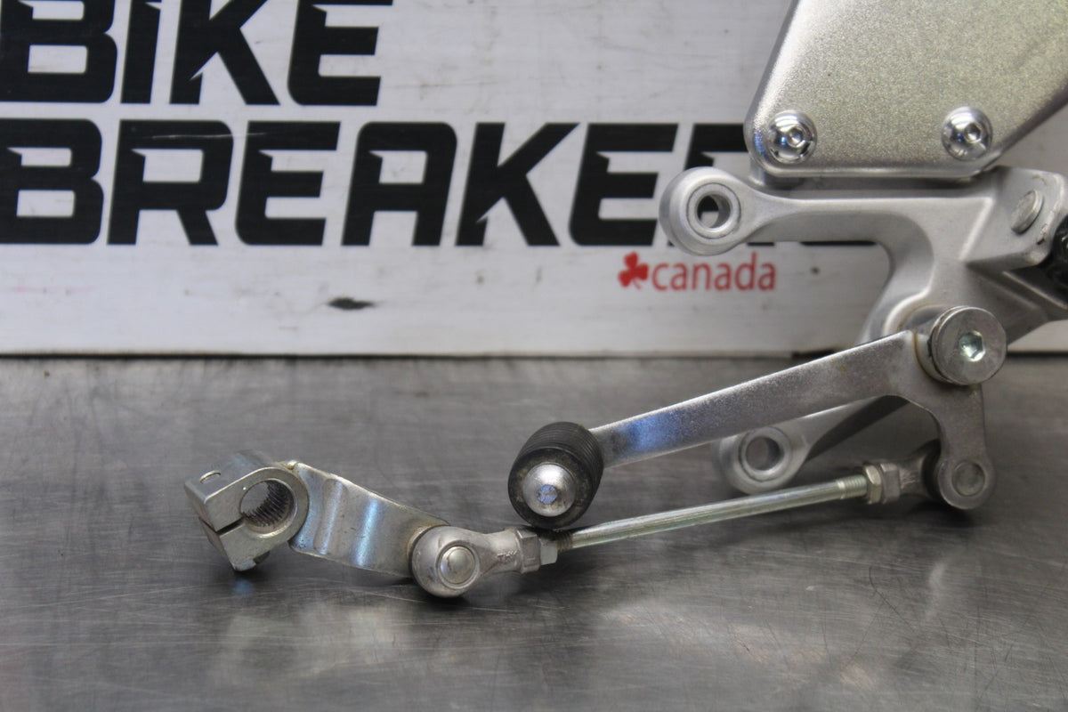 19-24 YAMAHA R3 LEFT REARSET REAR SET FOOT PEG W SHIFTER BB942